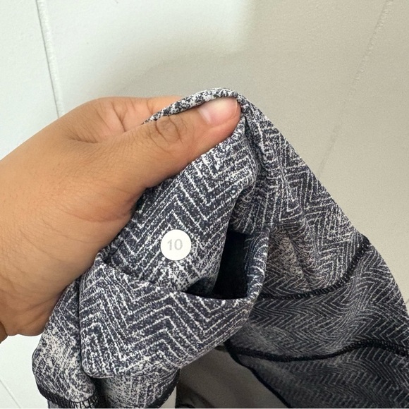 Lululemon Essential Rhythm Crop Full Luxtreme Legging White Black Mesh Size 10 - Picture 7 of 7